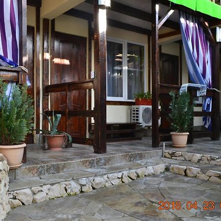 U Palycha Guest House Sukhumi Luaran gambar