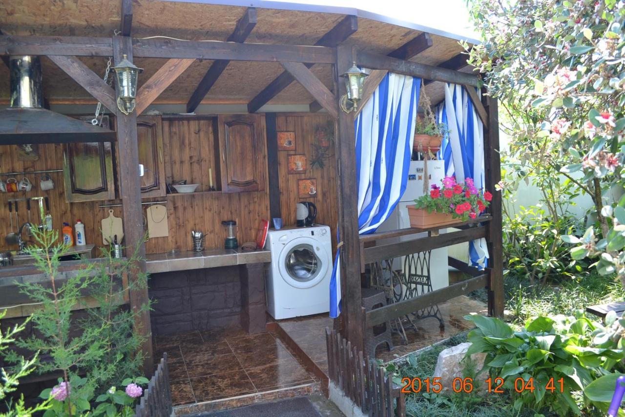 U Palycha Guest House Sukhumi Luaran gambar