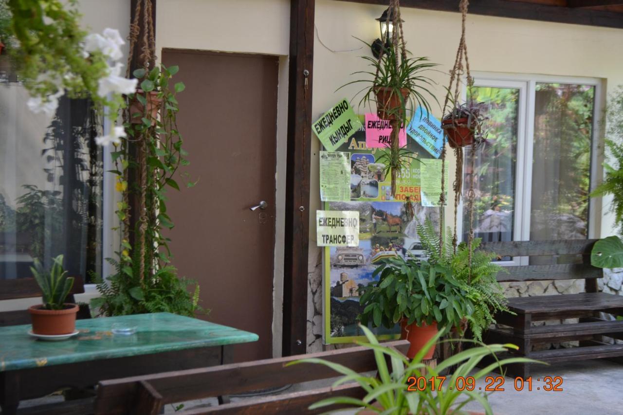 U Palycha Guest House Sukhumi Luaran gambar
