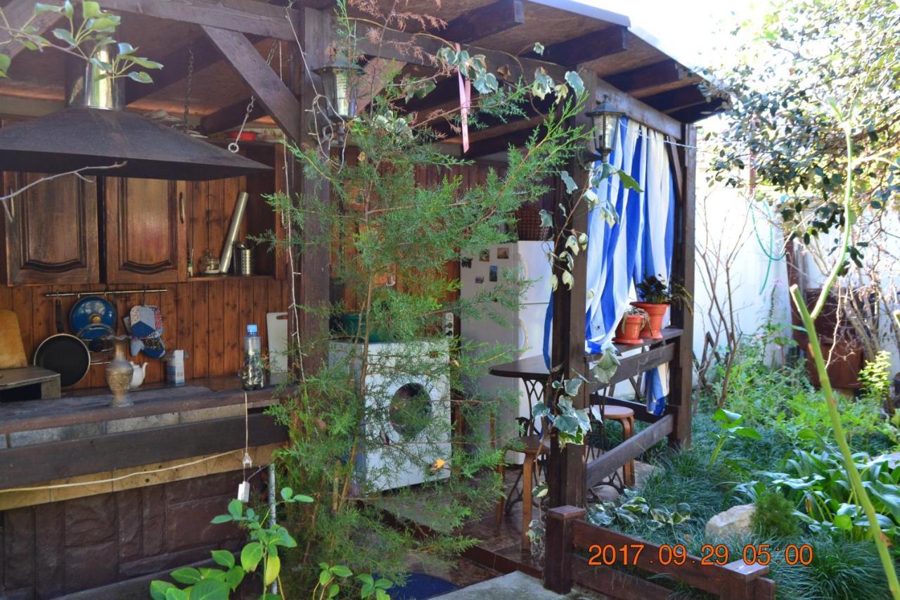 U Palycha Guest House Sukhumi Luaran gambar