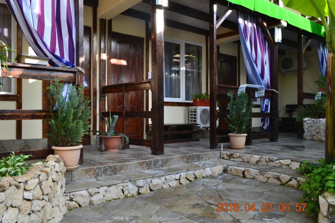 U Palycha Guest House Sukhumi Luaran gambar