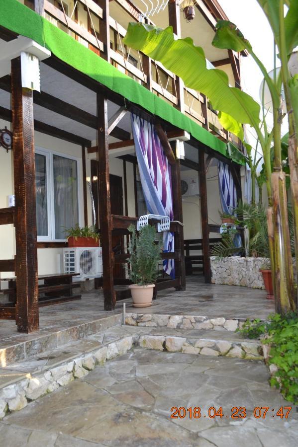U Palycha Guest House Sukhumi Luaran gambar