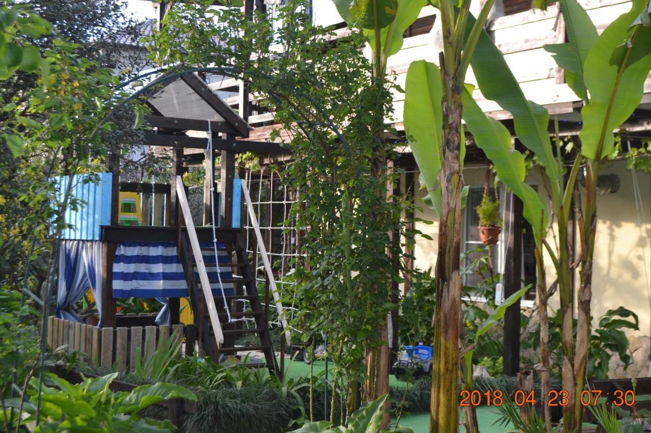 U Palycha Guest House Sukhumi Luaran gambar