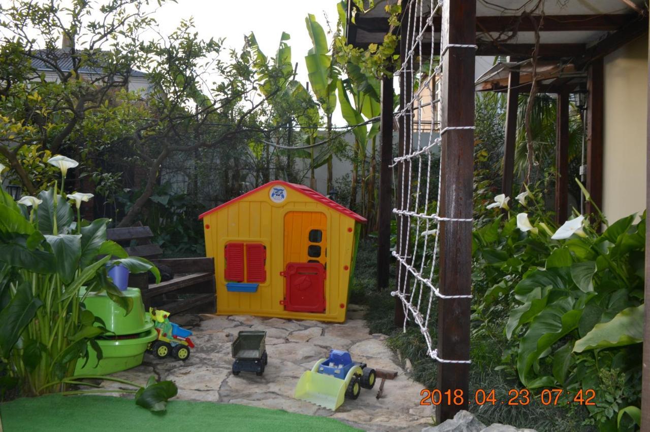 U Palycha Guest House Sukhumi Luaran gambar