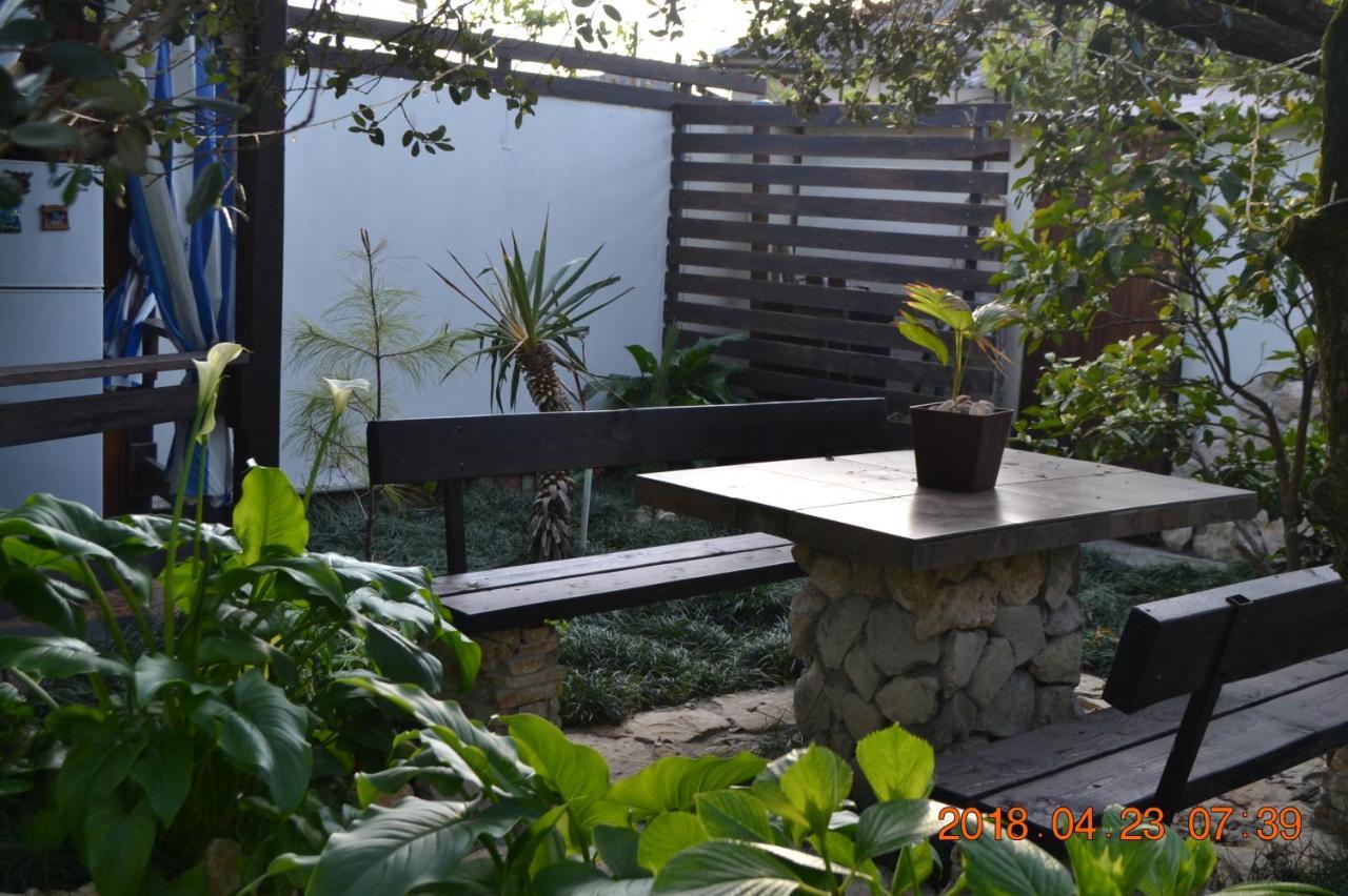 U Palycha Guest House Sukhumi Luaran gambar
