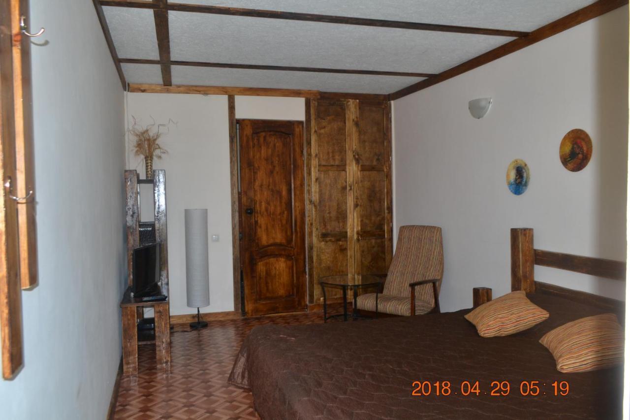 U Palycha Guest House Sukhumi Luaran gambar